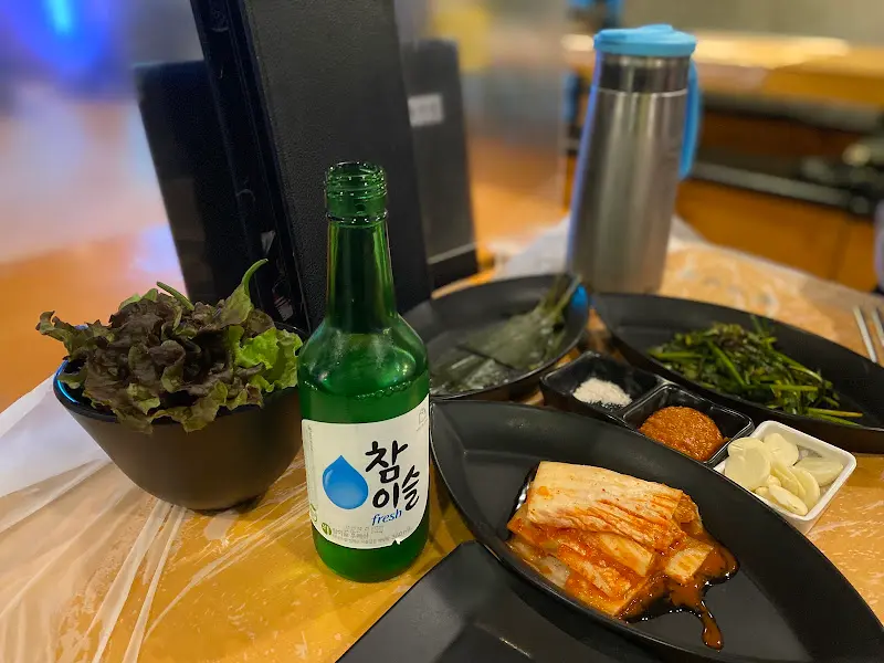 술과 밑반찬이 차려진 테이블