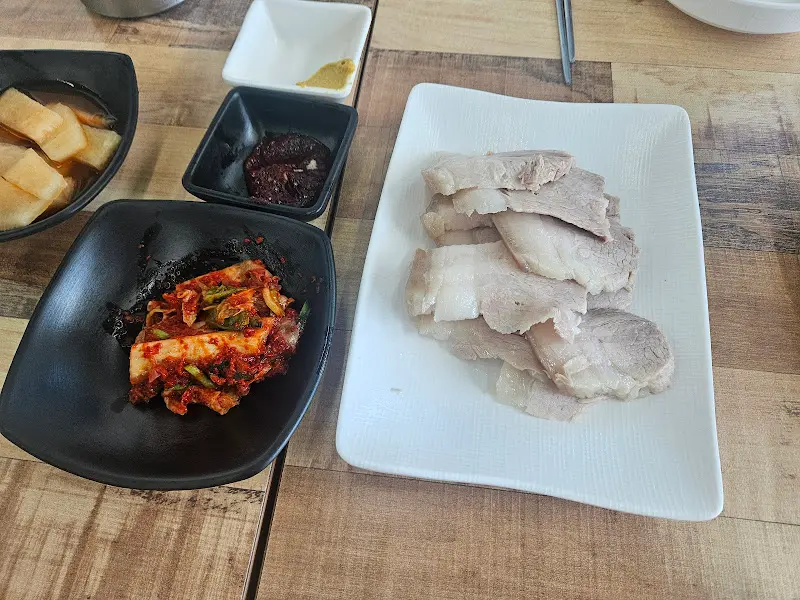 수육과 곁들임 메뉴