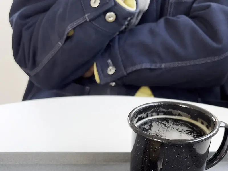 카페에서 커피를 마시는 손님