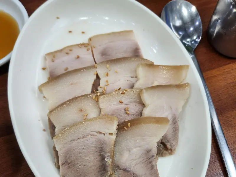 윤기가 흐르는 수육