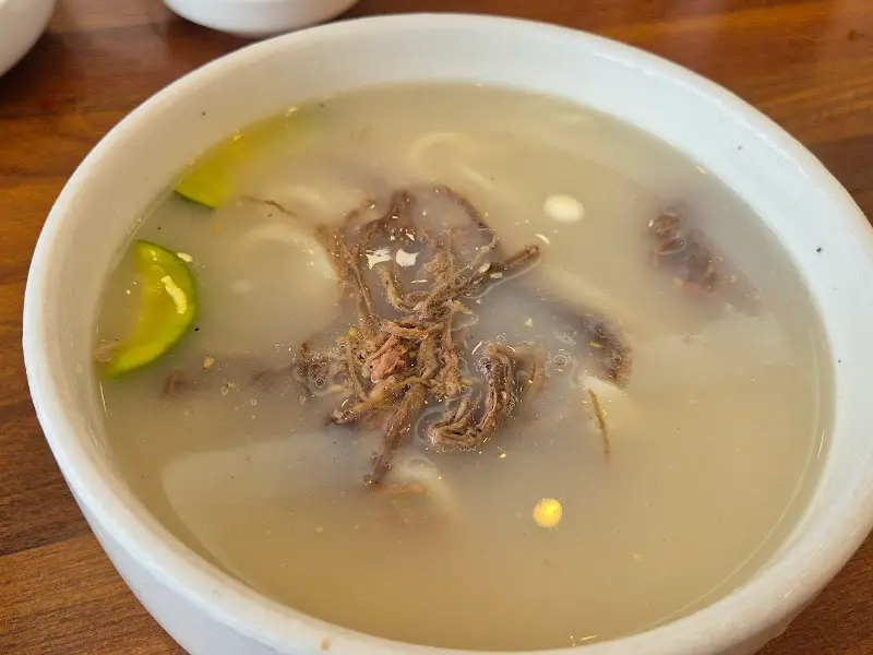 칼국수와 고기 고명