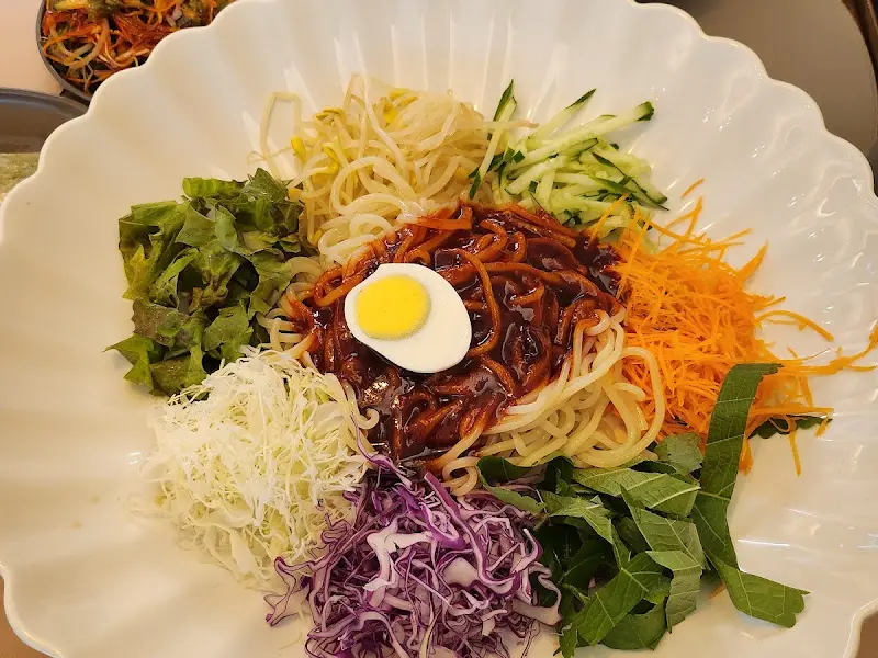 싱싱한 야채 고명이 듬뿍 올려진 비빔쫄면