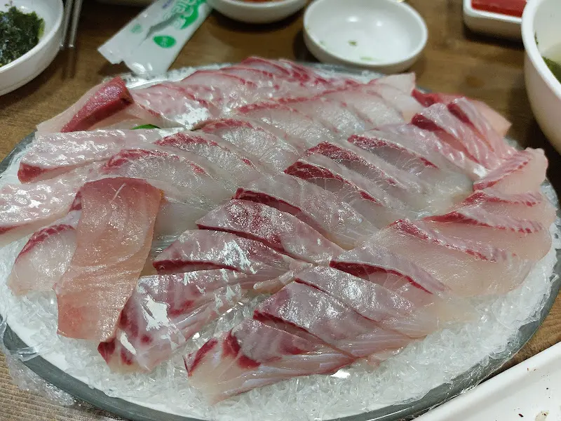 윤기가 흐르는 도다리회의 클로즈업