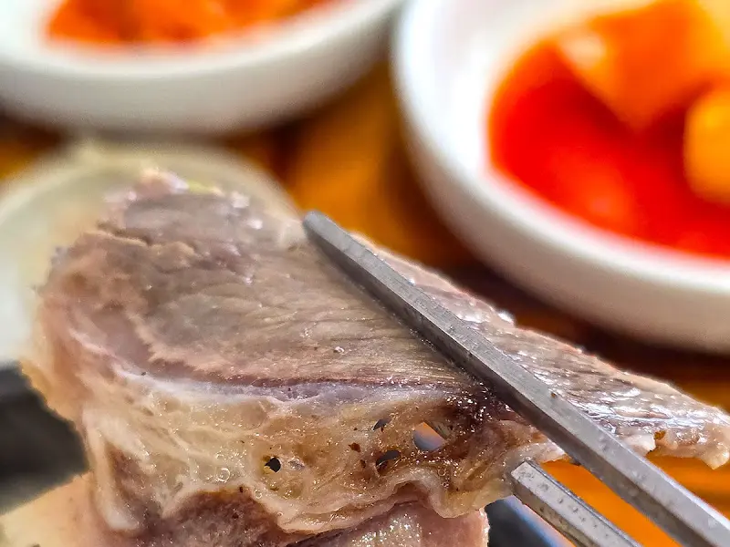 젓가락으로 집은 수육
