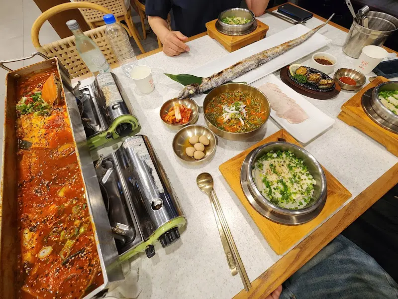 맛있는 음식이 가득한 테이블