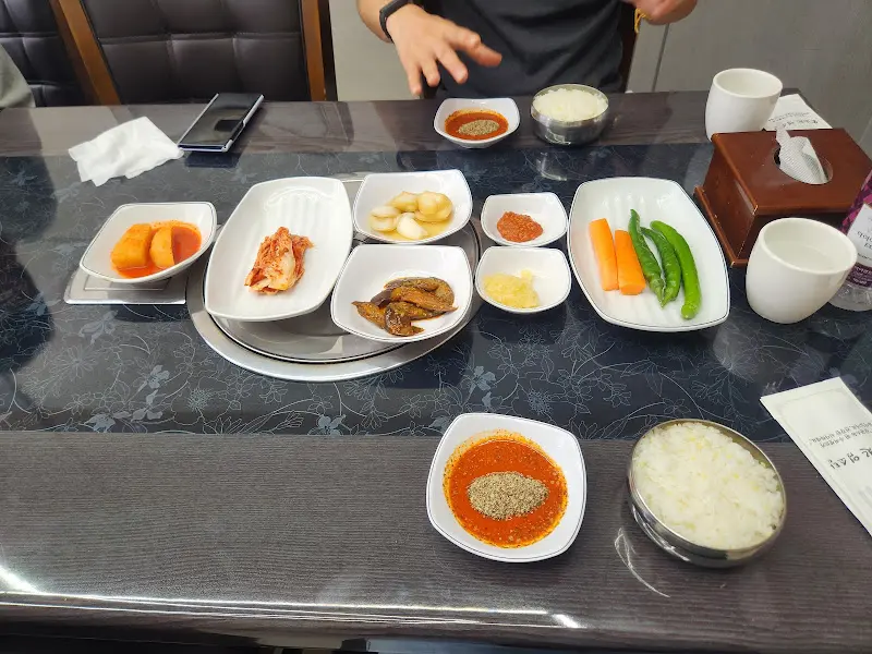 정갈하게 차려진 밑반찬과 밥