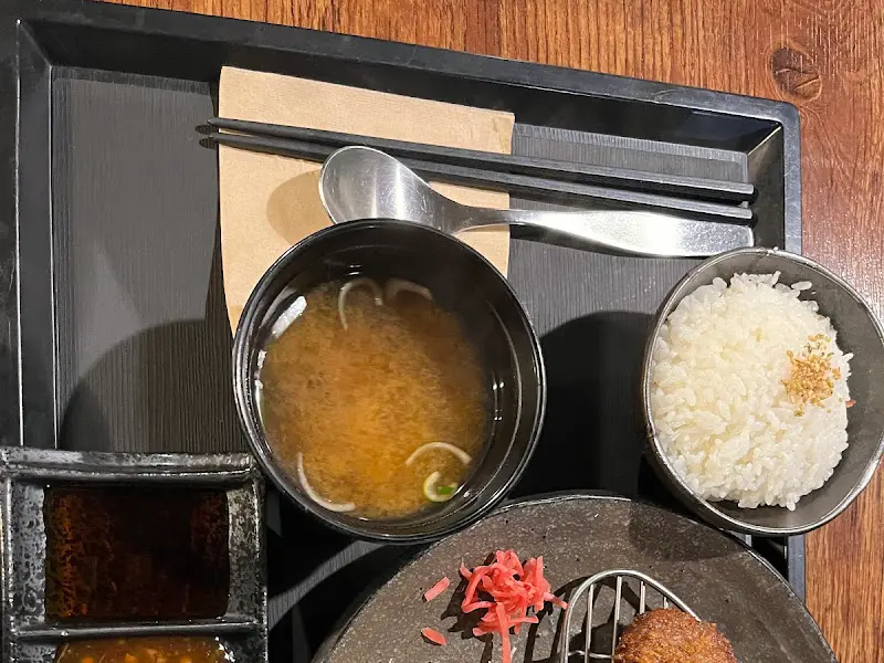 정갈하게 차려진 규카츠 한상