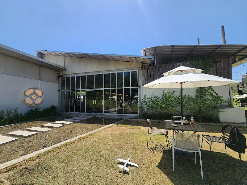 정원과 건물이 어우러진 카페의 외관