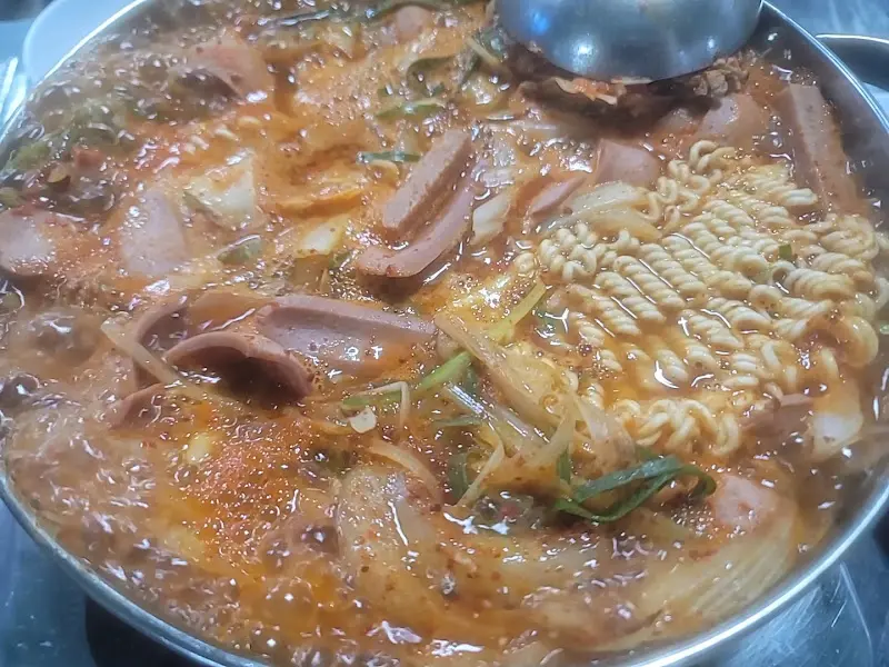 다양한 햄과 야채가 어우러진 부대찌개