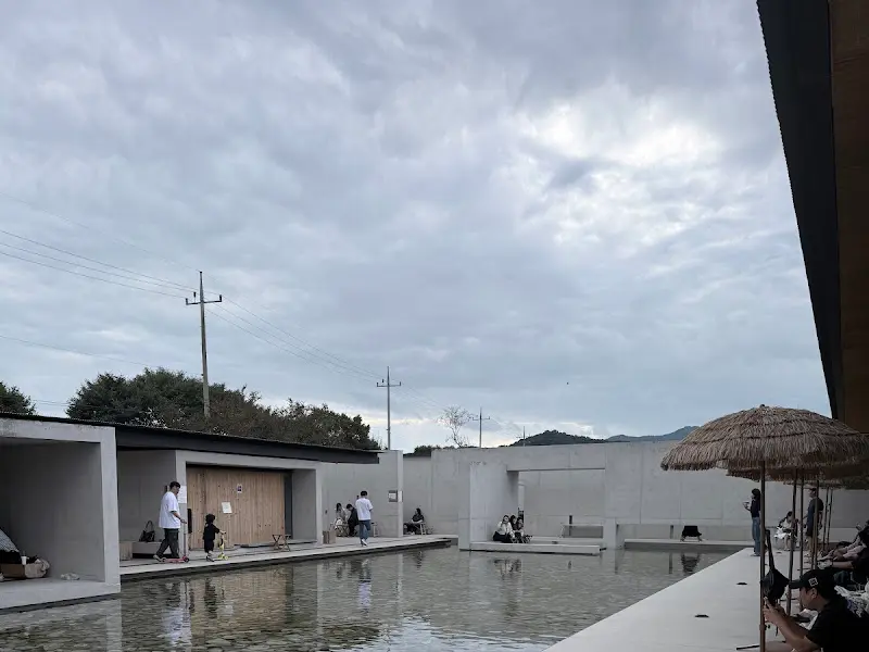 미네랄 하우스 연못