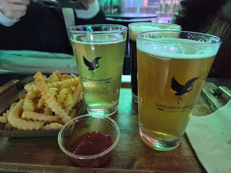 수제 맥주와 감자튀김