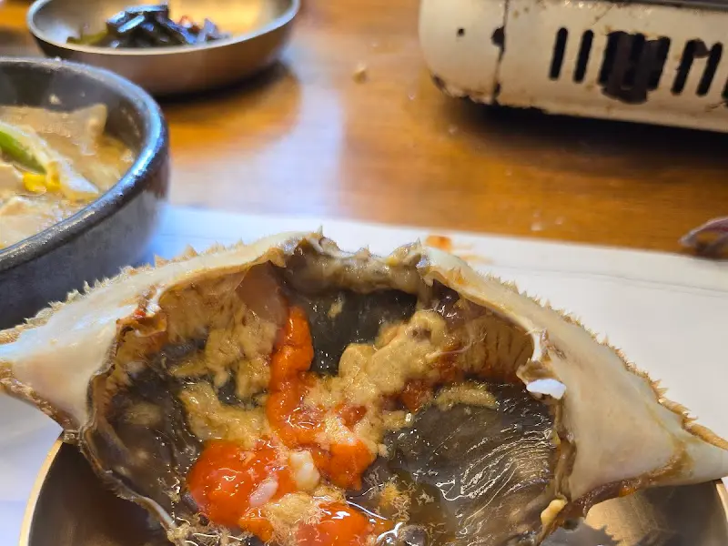 간장게장의 게딱지에 붙은 내장과 알