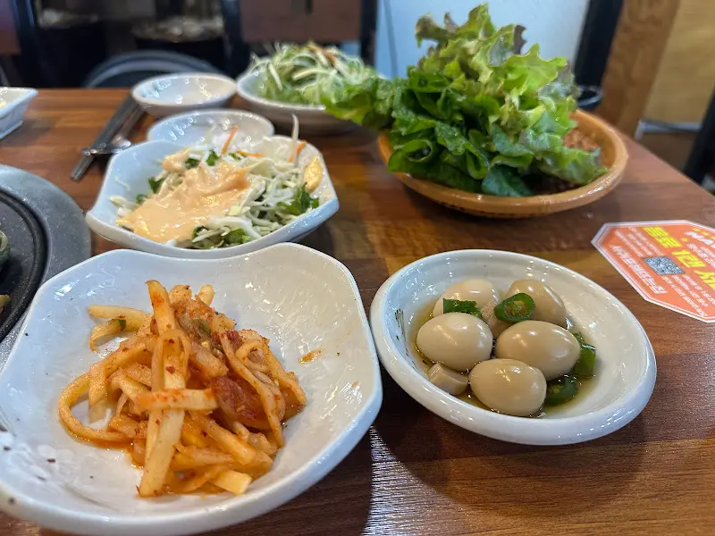 테이블에 놓인 다양한 밑반찬