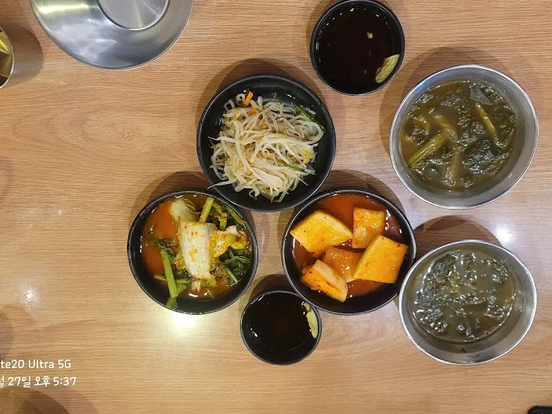 정갈하게 담긴 밑반찬들