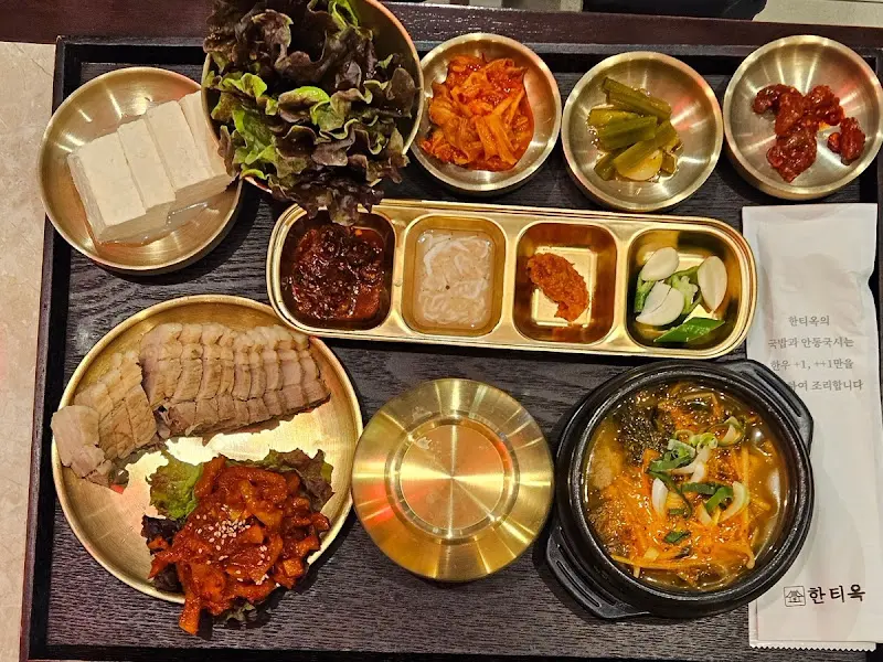 다채로운 반찬들이 한 상 가득, 젓가락을 멈출 수 없는 맛