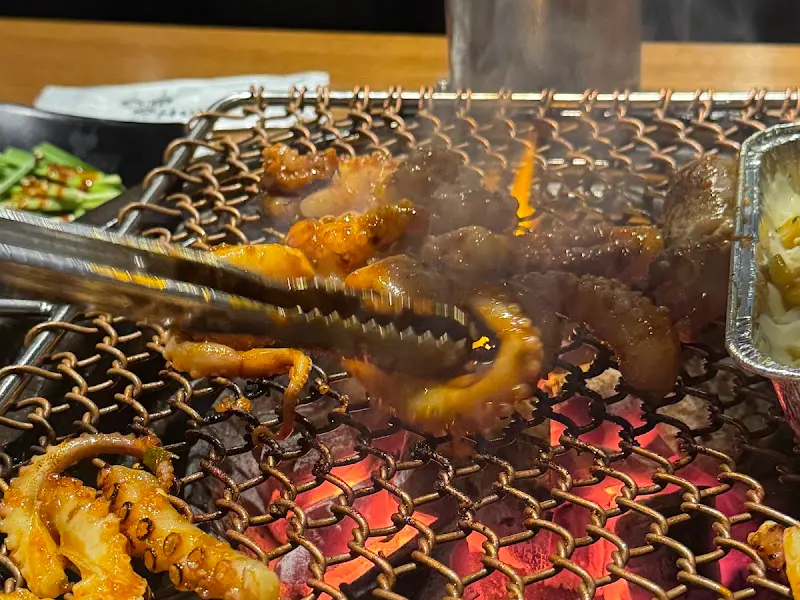 참숯 위에서 맛있게 구워지고 있는 산낙지