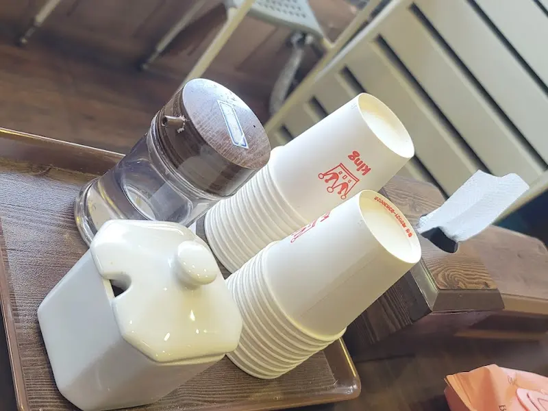 테이블 위에 놓인 식기류