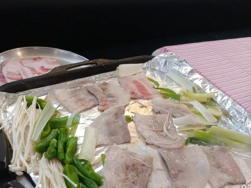 불판 위에 냉삼겹살을 올리는 모습