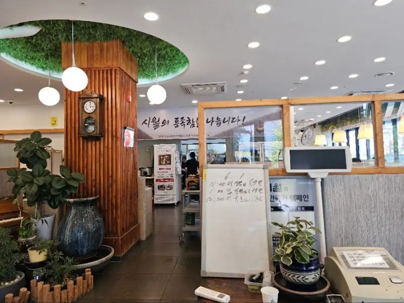 시월 식당 내부 인테리어