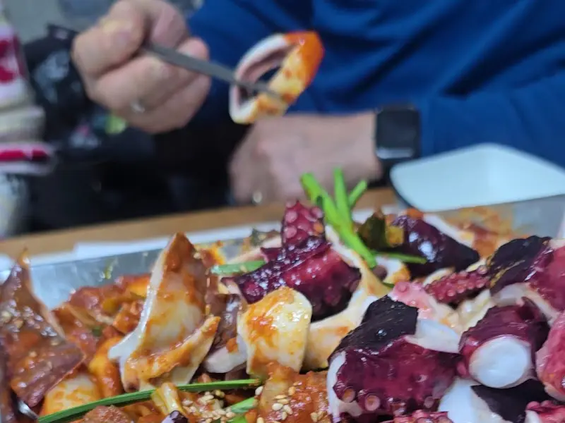 해물갈비찜 속 신선한 해산물