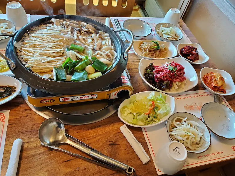 한우 모듬과 밑반찬 전체 사진