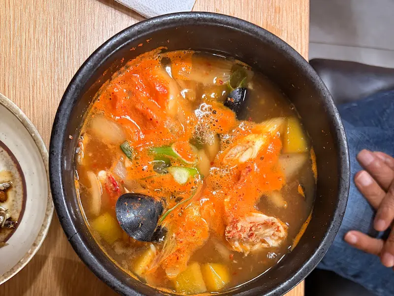해물이 듬뿍 들어간 해물뚝배기