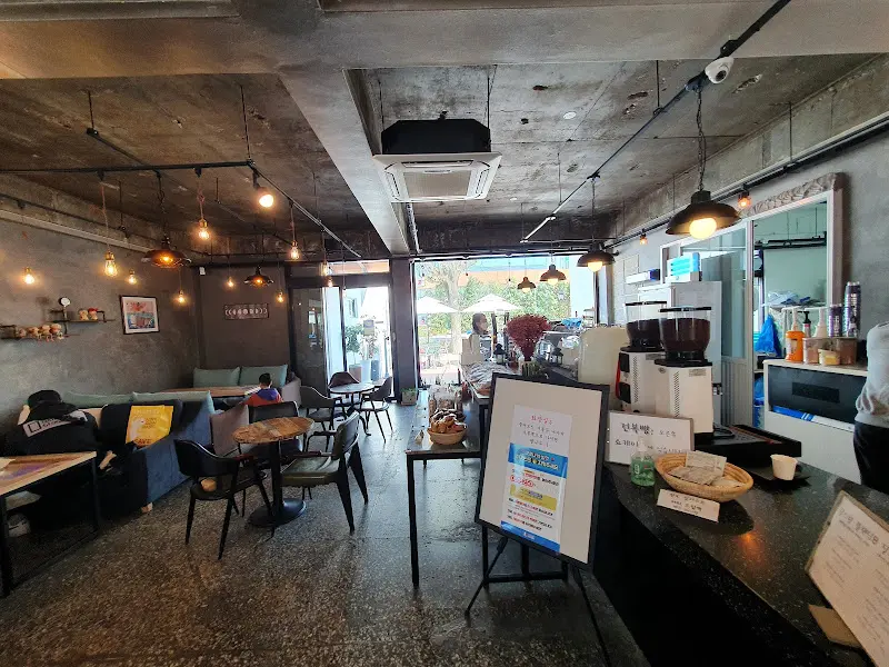 카페 내부 테이블과 의자