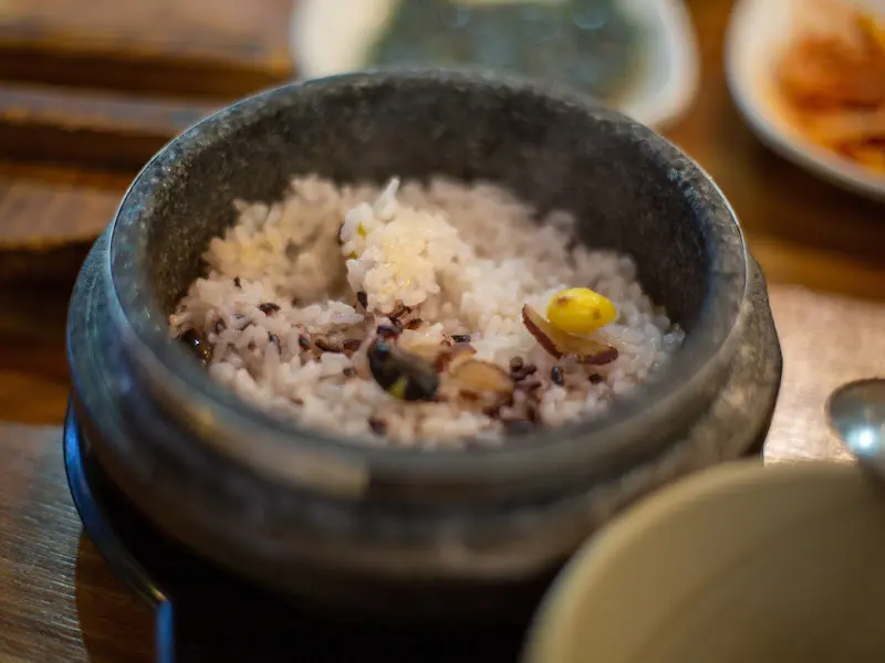 윤기가 흐르는 흑미밥이 담긴 돌솥