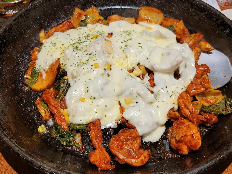 치즈 폭포처럼 쏟아지는 닭갈비의 황홀한 비주얼