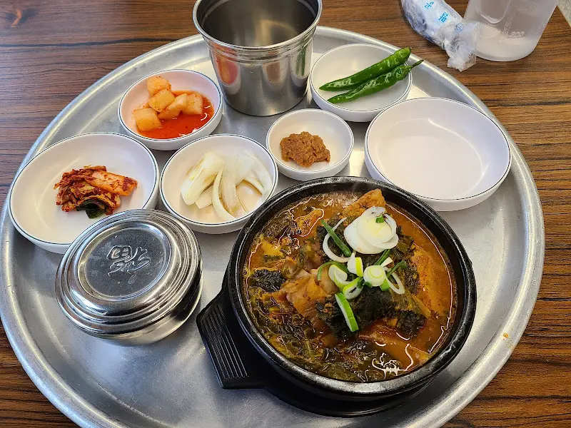 푸짐한 뼈해장국 한 상