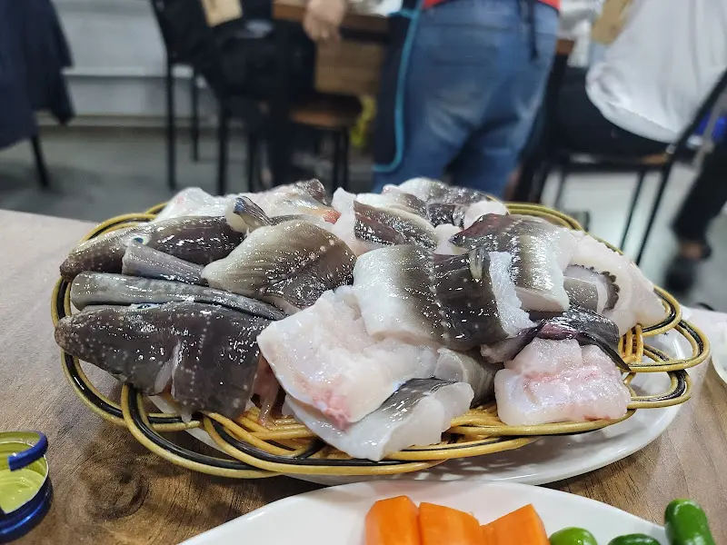 신선한 장어 한 접시