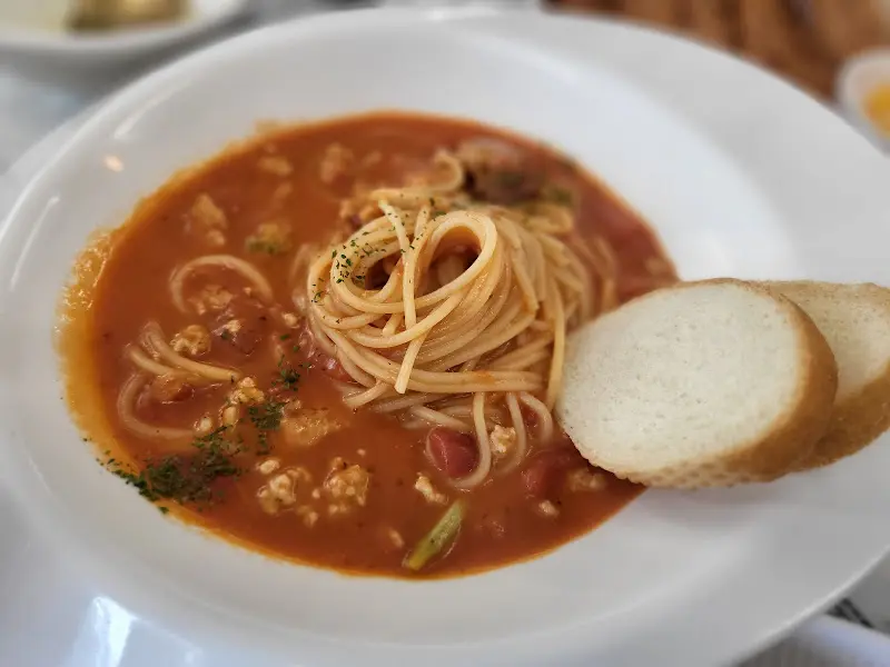 윤기가 자르르 흐르는 토마토 스파게티
