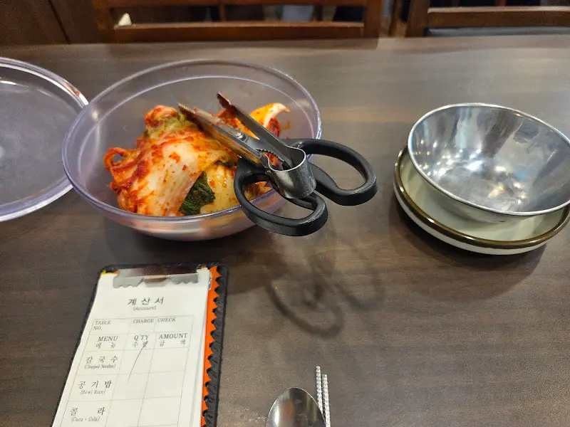 테이블에 놓인 김치