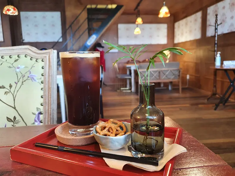 따뜻한 분위기의 카페 내부