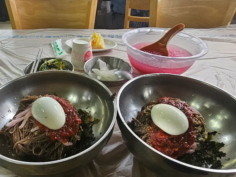 테이블에 놓인 막국수와 반찬들