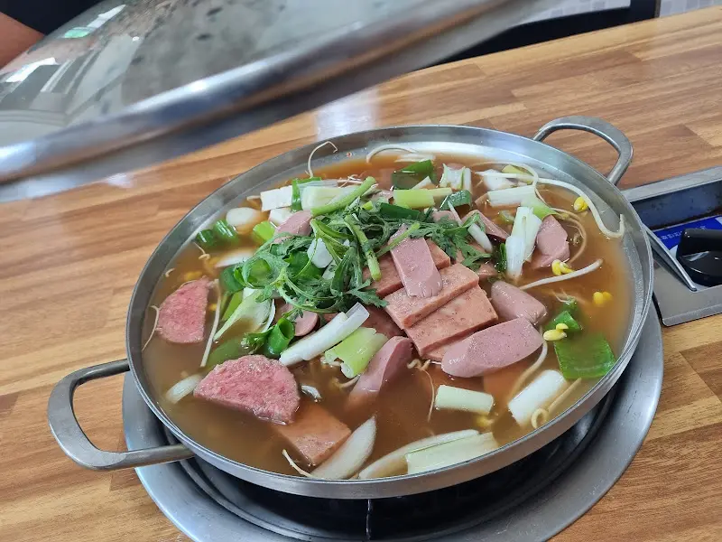 라면 사리를 넣은 부대찌개