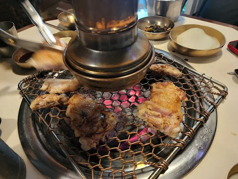 숯불 위에서 구워지는 닭갈비