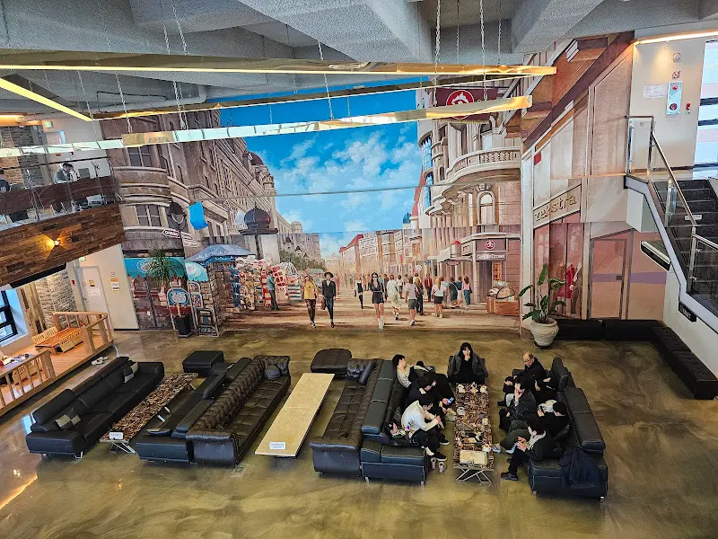 2층 벽면에 그려진 거대한 벽화