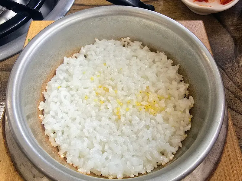 갓 지은 찰솥밥