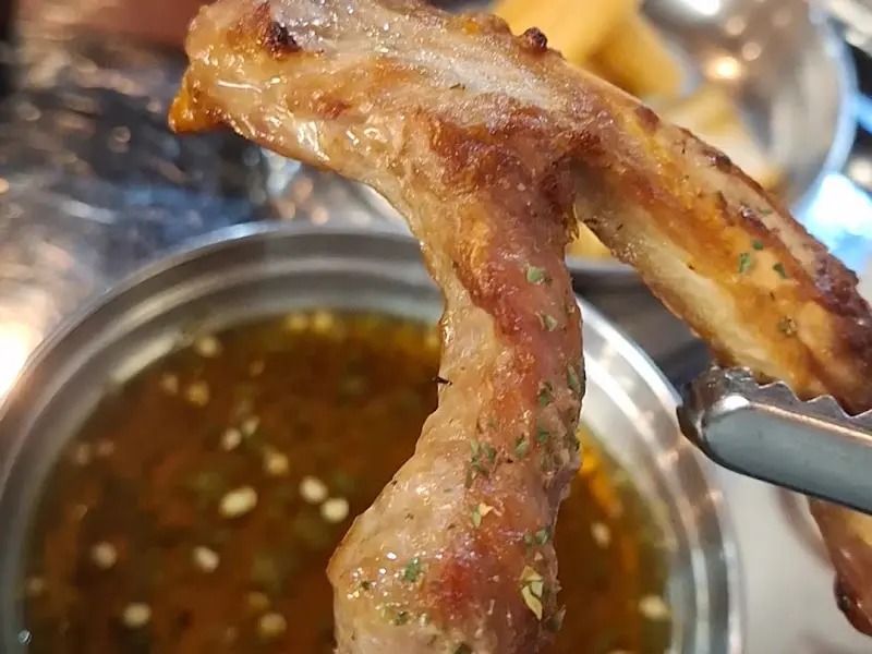 소스에 찍어먹는 쪽갈비