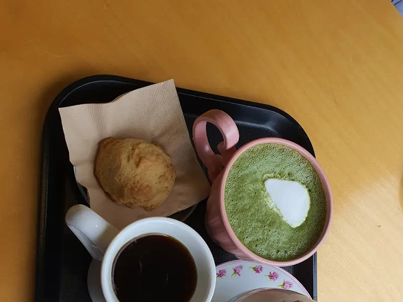 홍차와 함께 제공되는 스콘