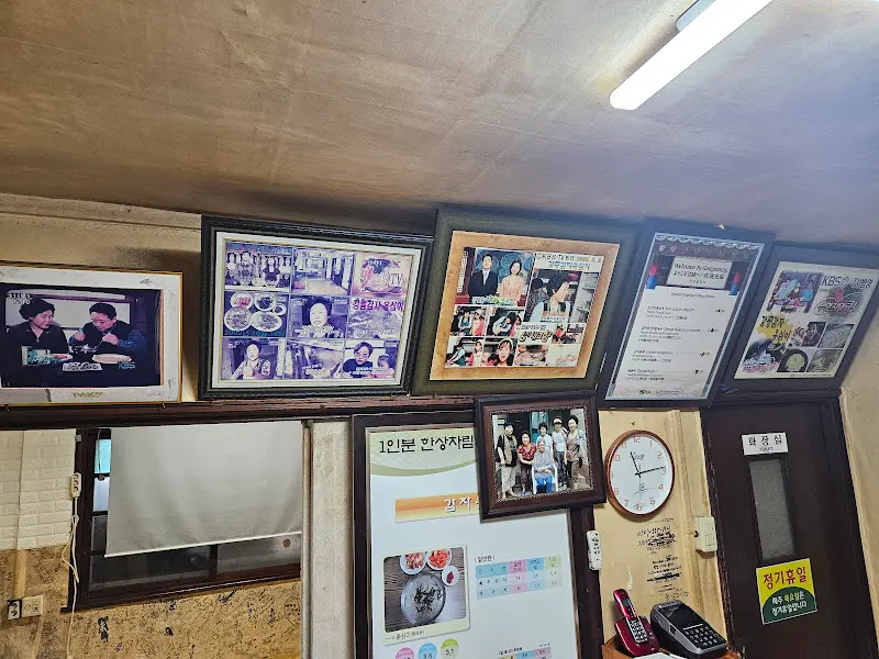 벽에 걸린 사진들