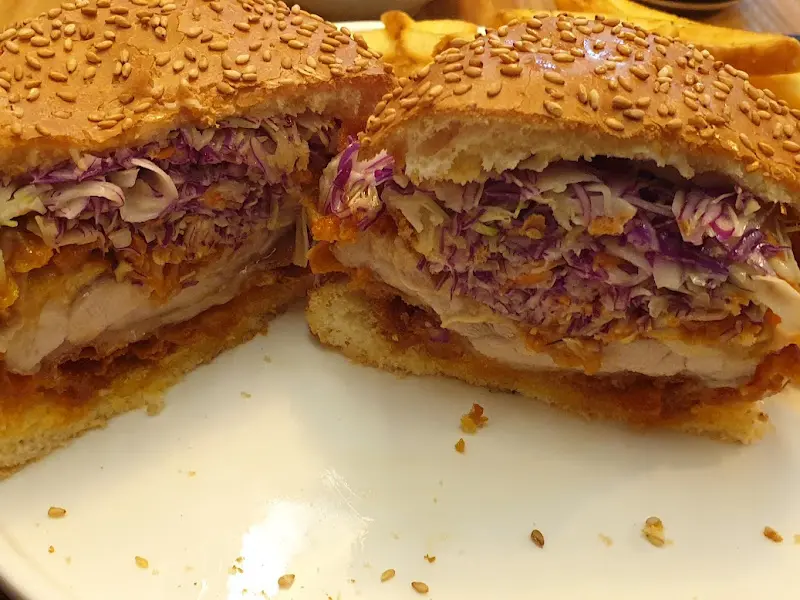 반으로 자른 스파이시 치킨 버거