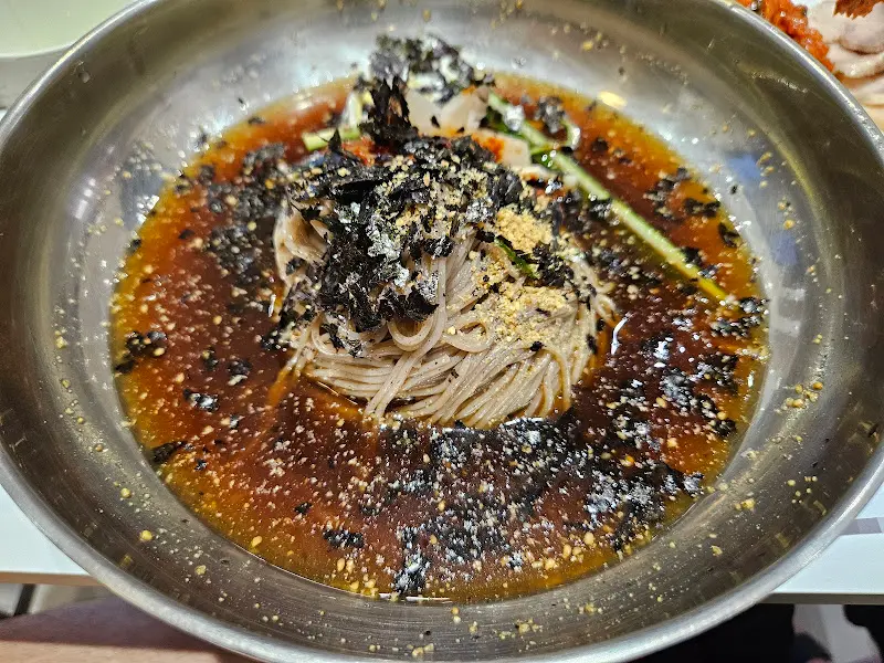 푸짐한 양의 막국수