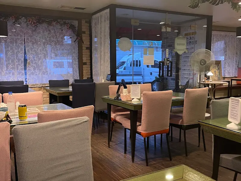 2005 진돈가스 내부