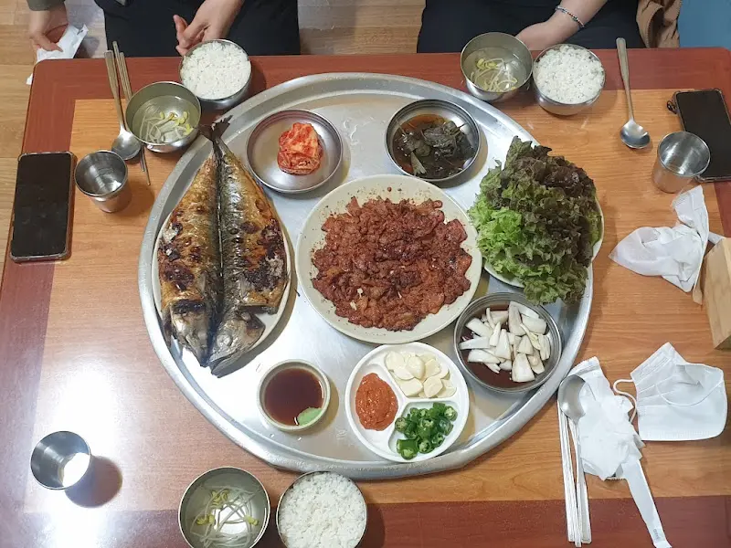 테이블 가득 채운 음식