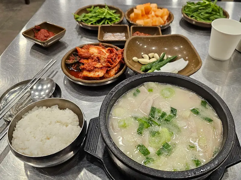 한 상 가득 차려진 항정국밥