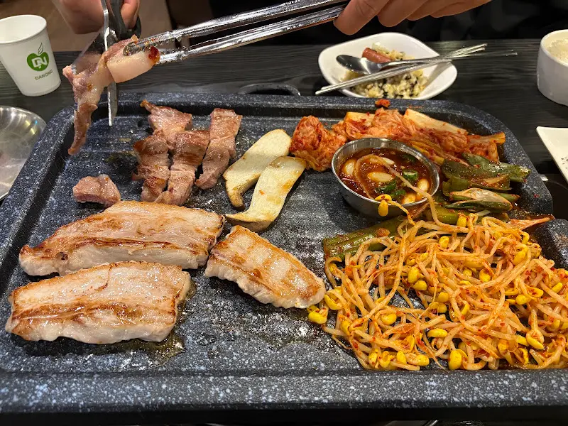 흑돼지 자르는 모습