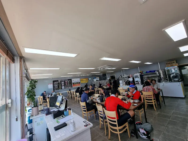 붐비는 식당 내부