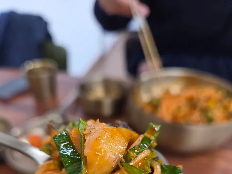 고기비빔국수 비비는 모습